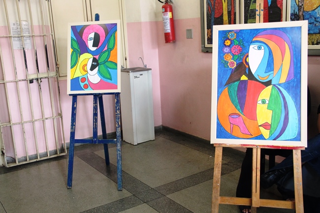 Ao todo, 33 telas estão expostas nas dependências do Complexo Penitenciário Feminino Estevão Pinto. Foto: Franciele Xavier (SEE/MG)